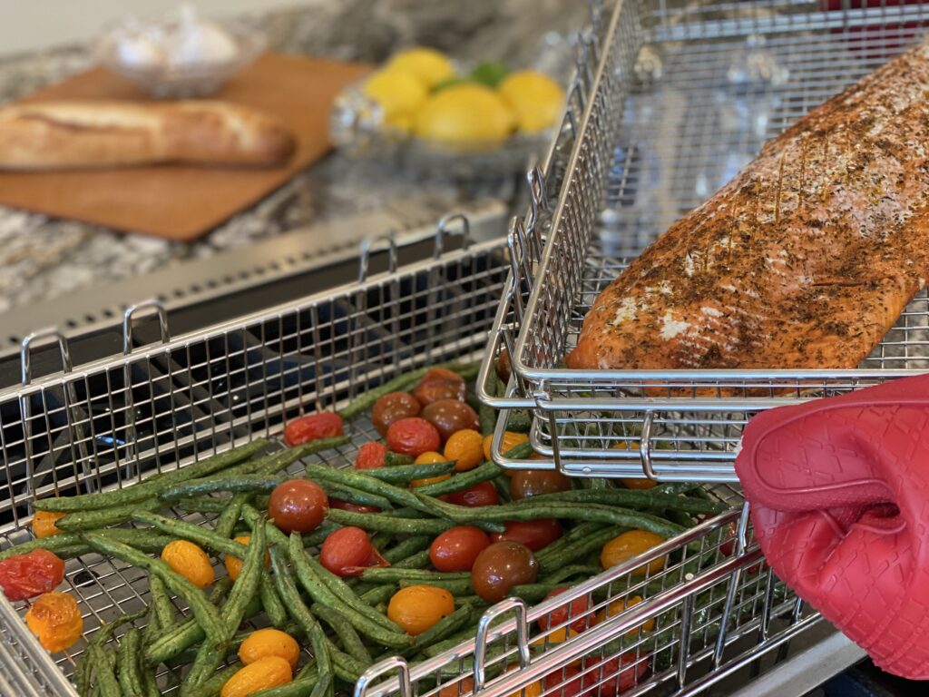 Salmon, tomatoes and green beans in Basquettes